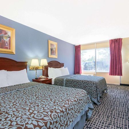 Days Inn & Suites By Wyndham Wichita East Eksteriør billede