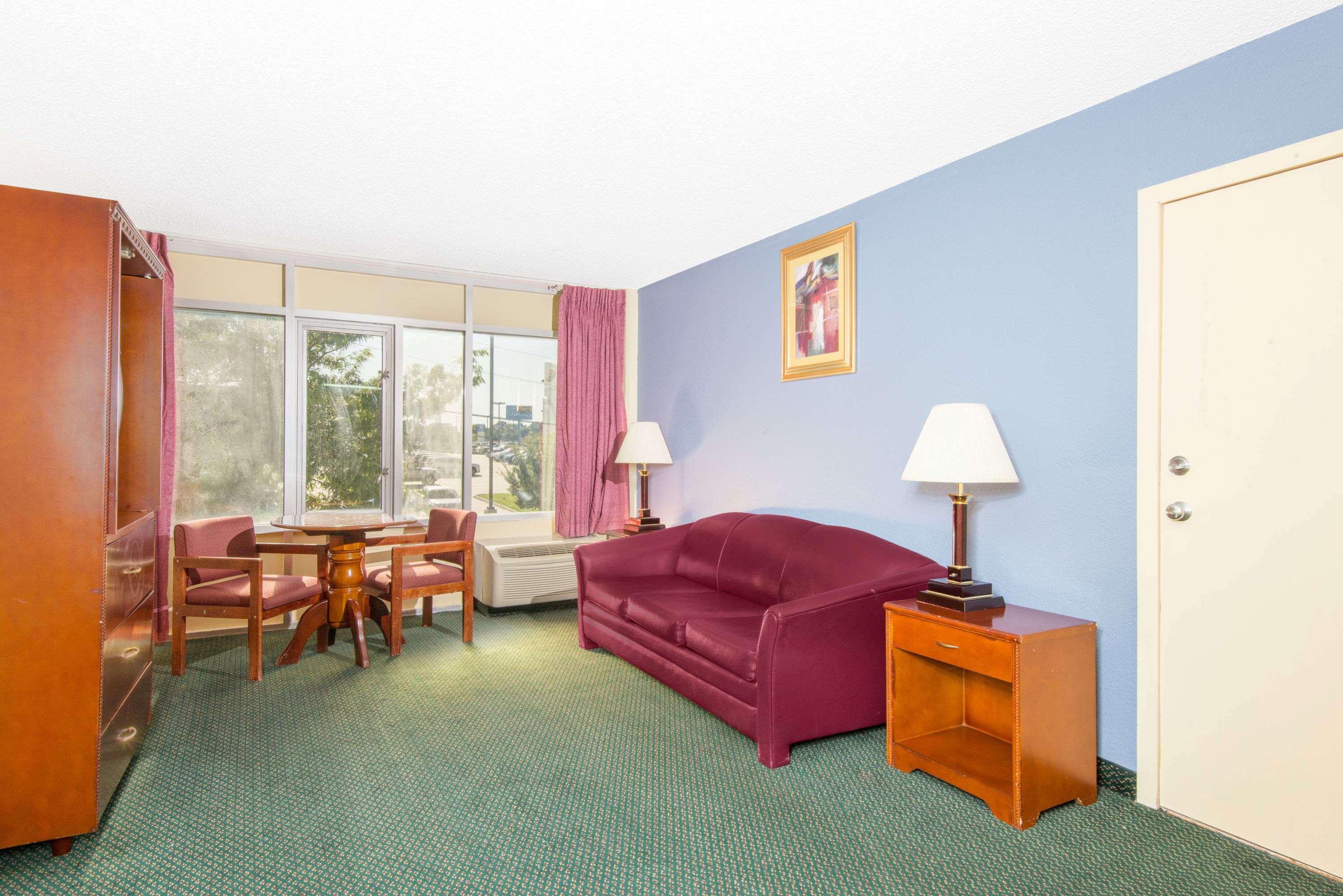 Days Inn & Suites By Wyndham Wichita East Eksteriør billede