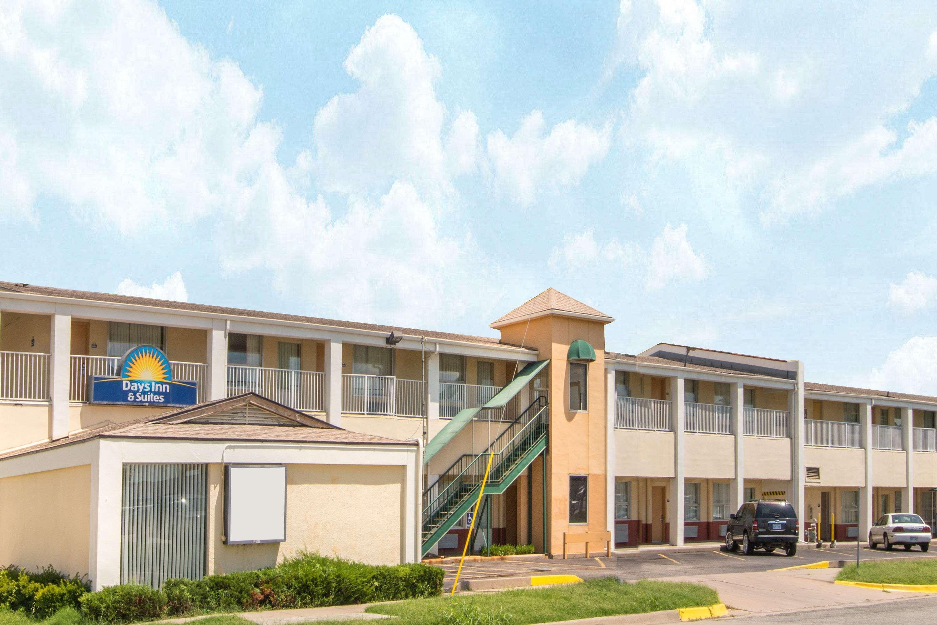 Days Inn & Suites By Wyndham Wichita East Eksteriør billede