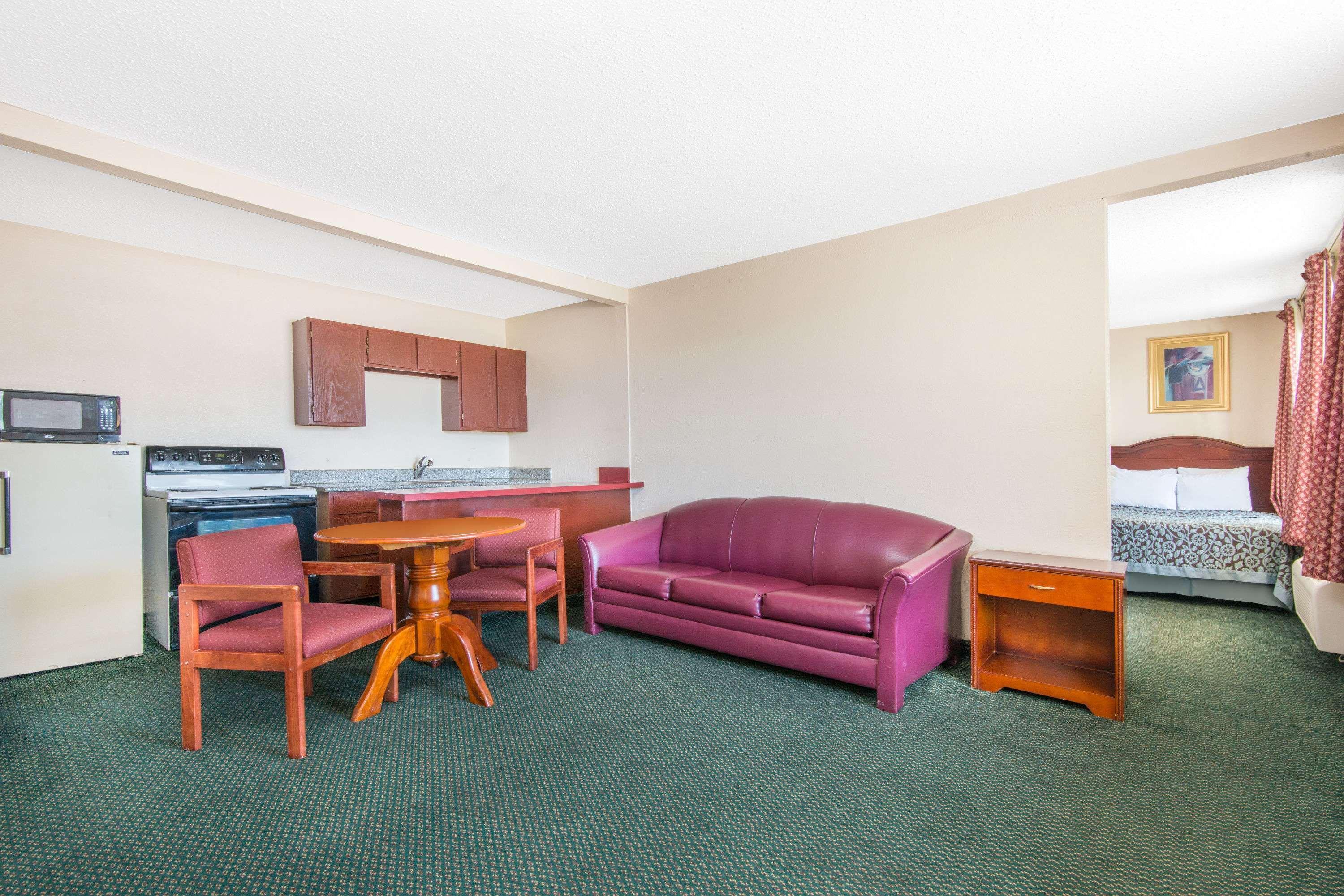 Days Inn & Suites By Wyndham Wichita East Eksteriør billede