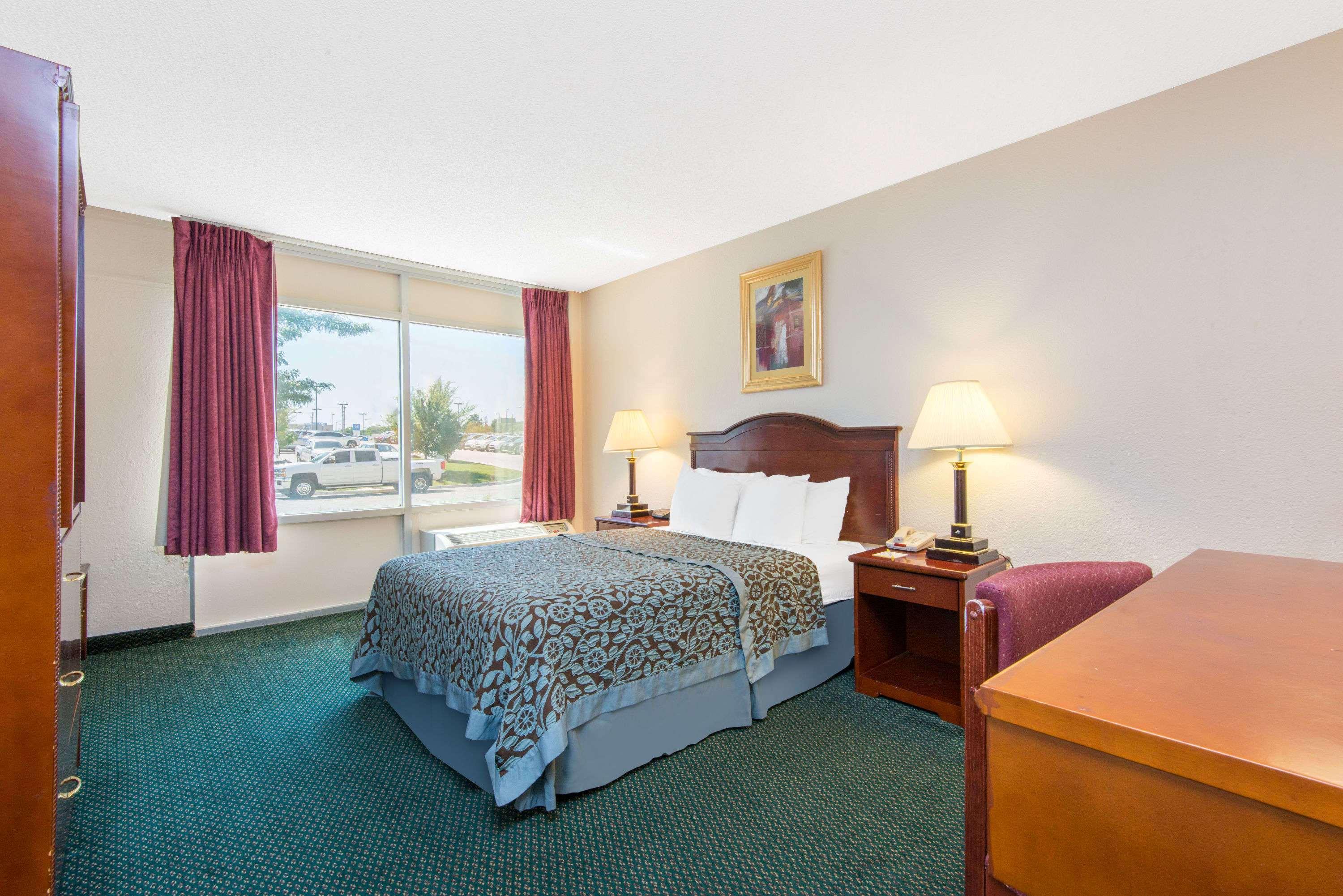 Days Inn & Suites By Wyndham Wichita East Eksteriør billede