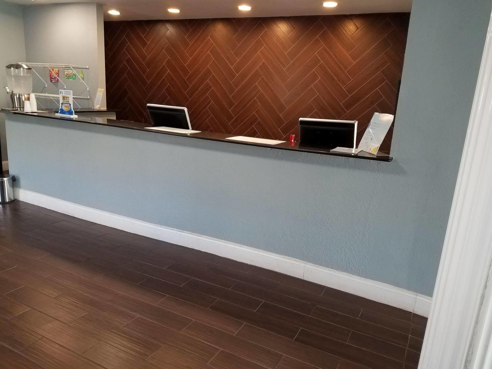 Days Inn & Suites By Wyndham Wichita East Eksteriør billede