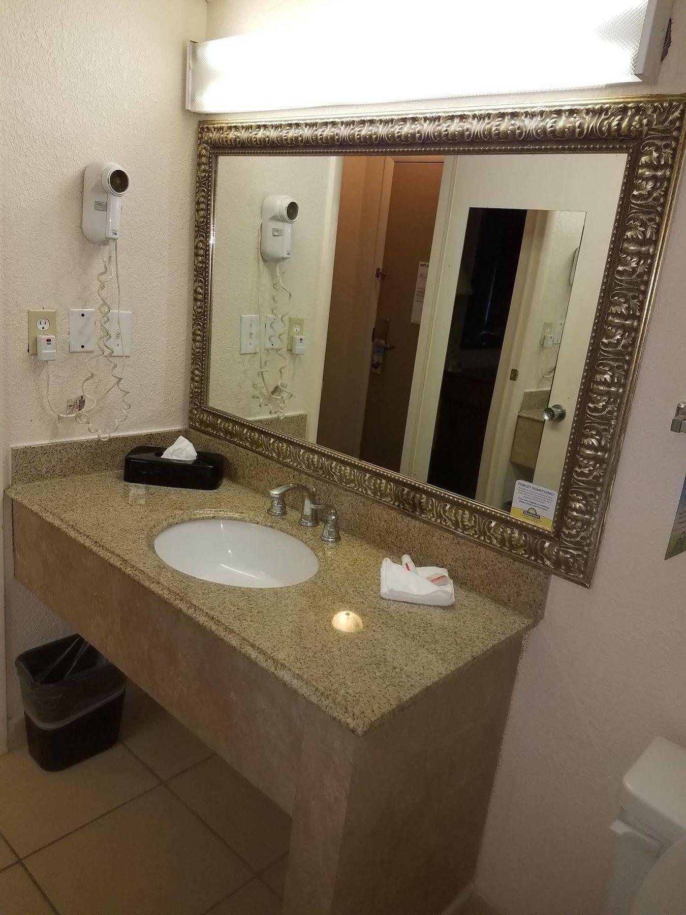 Days Inn & Suites By Wyndham Wichita East Eksteriør billede
