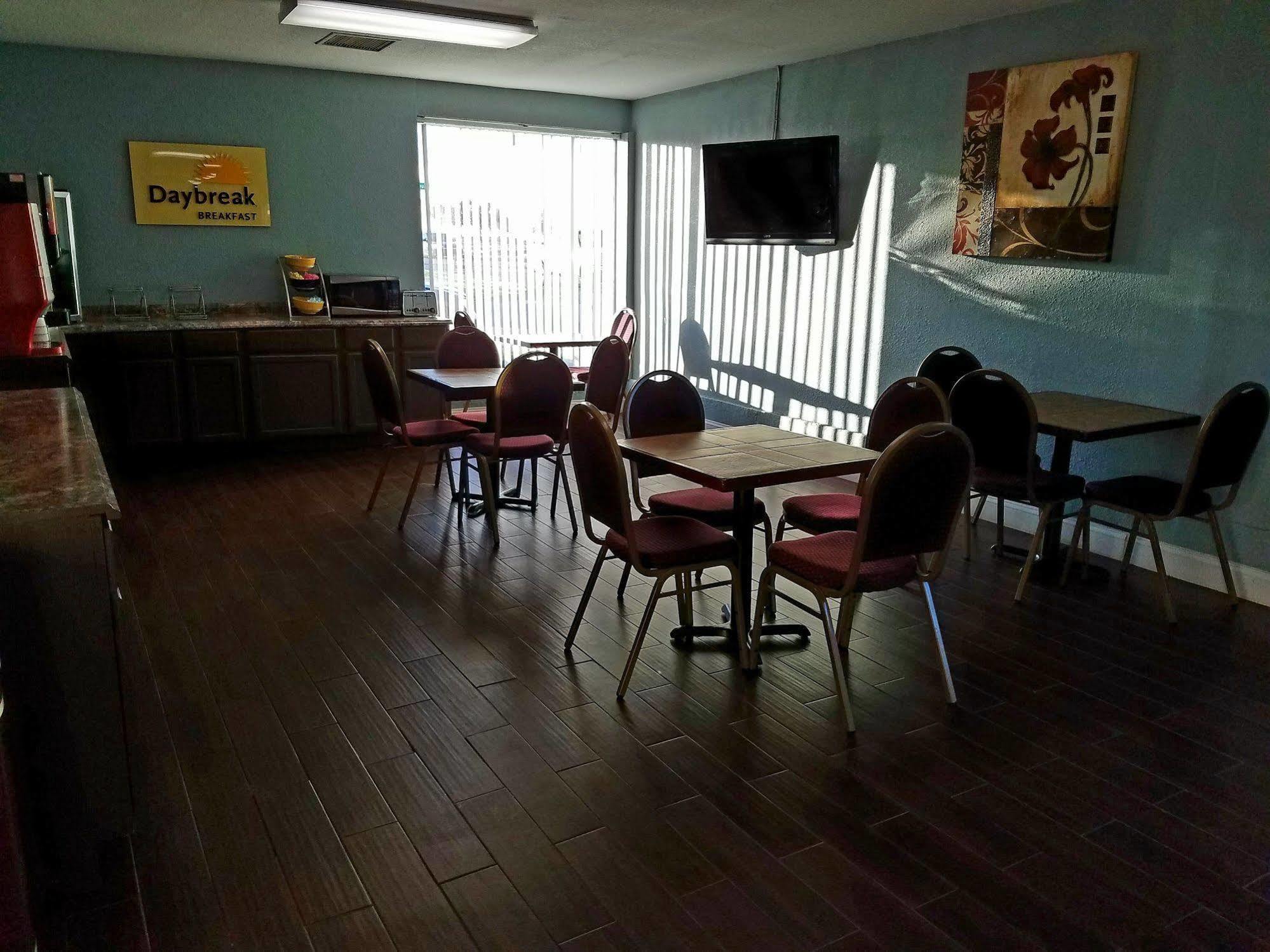 Days Inn & Suites By Wyndham Wichita East Eksteriør billede