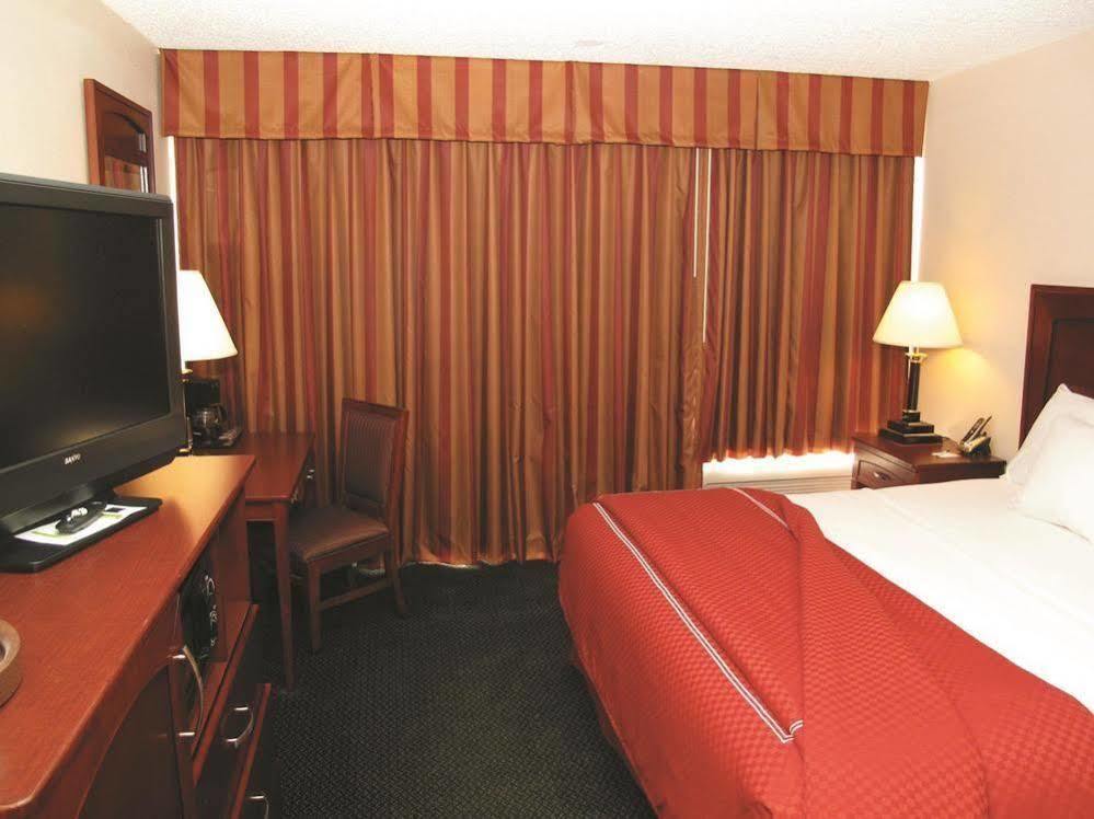 Days Inn & Suites By Wyndham Wichita East Eksteriør billede